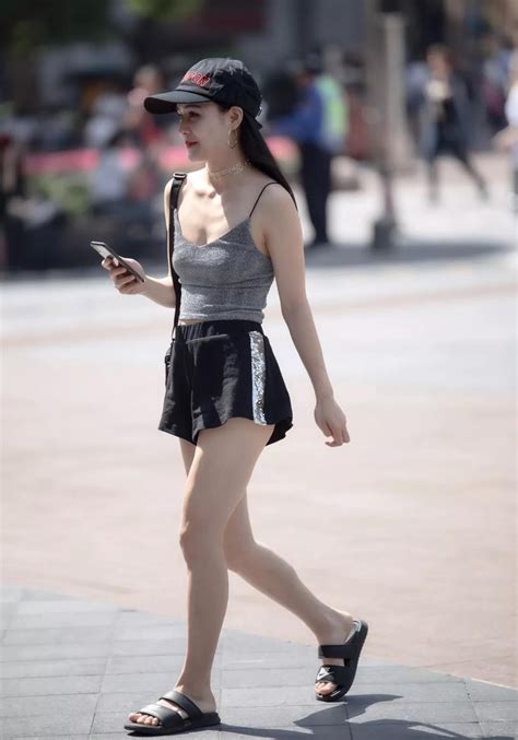 香港庙街，四个站街女把女摄影师团团围住要求删照片_手机凤凰网