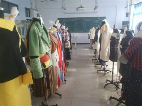 纺织服装学院服装与服饰设计专业完成毕业设计中期检查