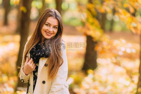 一个美丽的可爱女孩的秋天肖像在阳光明媚的日子穿着时尚服装高清图片下载-正版图片505401893-摄图网
