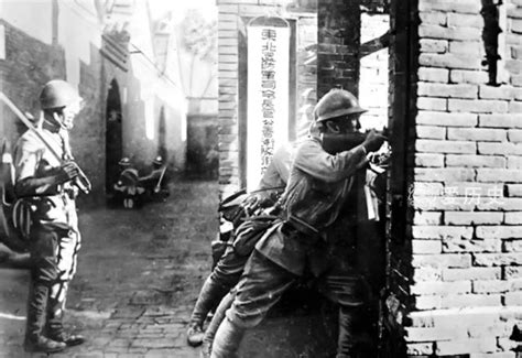 九一八事变老照片：前面是逃跑的东北军 后面是坚守被俘的警察