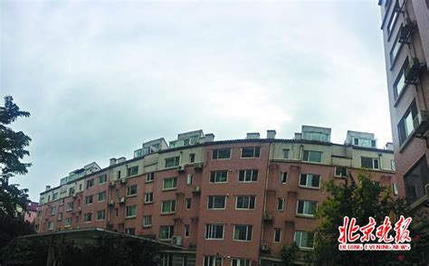 北京那些被曝光过的楼顶违建现状 不停被举报但整治跟不上 | 北晚新视觉