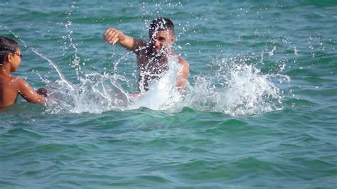 大浪中的海浪封面上的男孩戴着泳镜视频素材_ID:VCG42N1212003655-VCG.COM