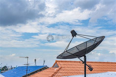 数字电视卫星接收器在屋顶端天高清图片下载-正版图片505841534-摄图网