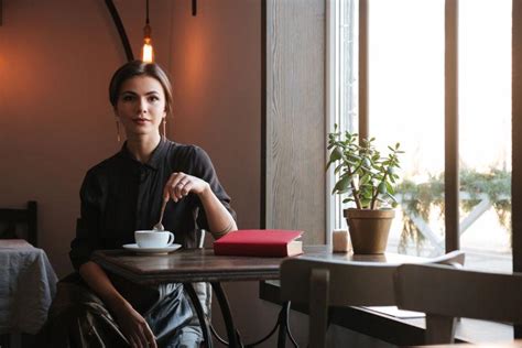 户外咖啡馆喝咖啡轻的女人高清图片下载-正版图片300128391-摄图网