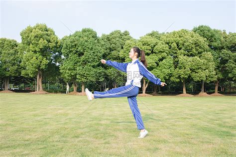甜美女生头像草坪