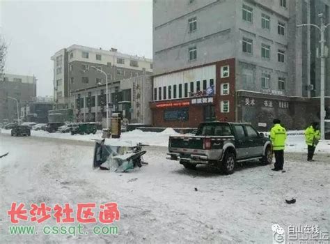 吉林省吉林市今天发生车祸，事故致800万宾利豪车不幸当场撞毁！