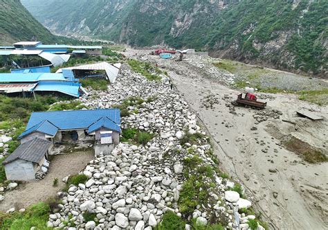 暴风大雪泥石流图片