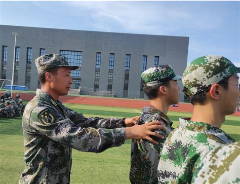 女山湖镇退役军人助力新生开学“第一课”_明光市人民政府
