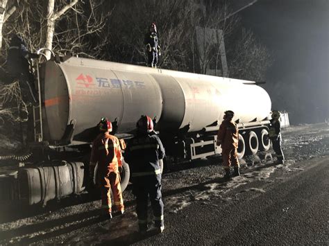 浚县小河镇一30吨甲醇罐车遭追尾致甲醇泄漏，鹤壁浚县消防紧急救援
