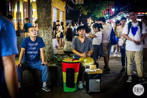 在杭州的夜幕下逛台湾士林夜市。这里有原汁原味的台湾味道|蚵仔煎|夜市|武林_新浪新闻