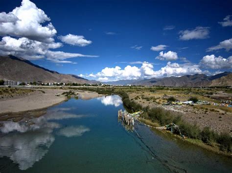 拉萨河，中国西藏自治区河流。藏语称吉曲。发源于念青唐古拉山南麓，西南流经拉萨市，至曲水县汇入雅鲁藏布江。古老的拉萨河是拉萨的母亲河，千万年静静 ...