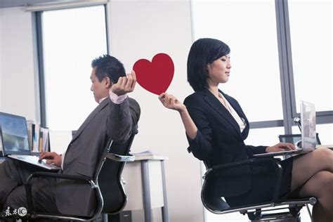 喜欢办公室同事怎么办？怎样与同事谈恋爱？办公室恋情攻略送给你|办公室恋情|办公室|攻略_新浪新闻