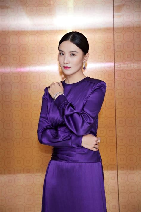 宋佳两套深紫色服装，一套缎面长裙古典高贵，一套西服套装干练！