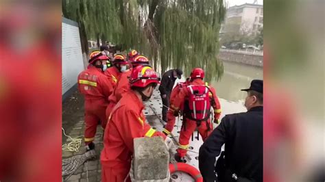 醉酒男子坠河抗拒救援，消防员奋力救上岸_凤凰网视频_凤凰网