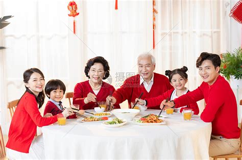新年一家人在一起吃年夜饭 高清图片下载-正版图片501420986-摄图网