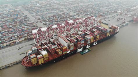 全球最大集装箱船抵达上海！首次靠泊洋山深水港……