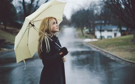 拿个伞等雨的图片,雨中撑伞图片,伞在雨中的图片_大山谷图库