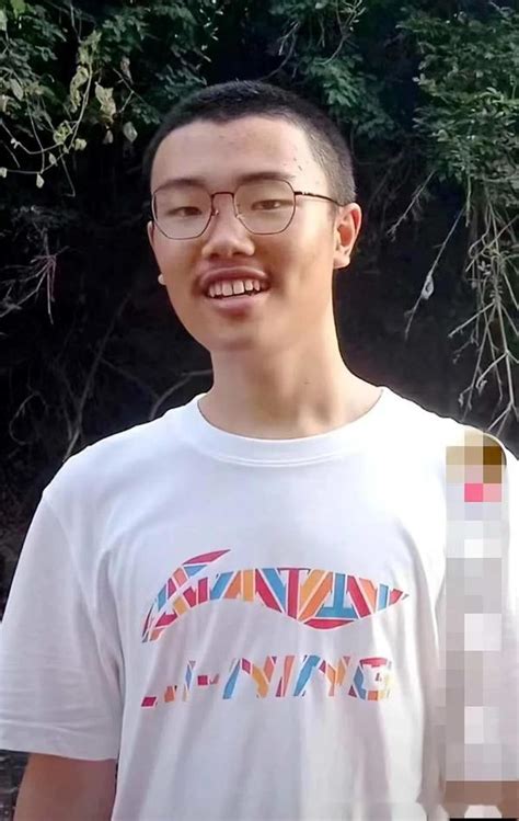 14张照片记录胡鑫宇的15年人生路_手机新浪网