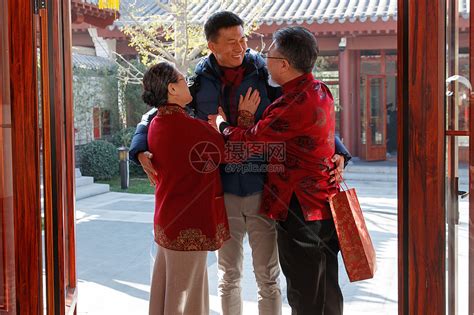 春节全家福：百岁老人温馨过新年，在外开饭店的三个孙子回家陪伴
