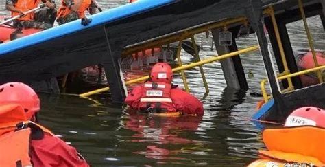 突发｜贵州公交坠湖：21人死亡，驾驶员身份查明，车上疑有高考生