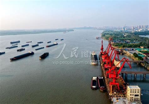 安徽铜陵：长江港口运输忙-人民图片网
