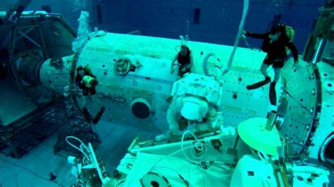 神舟13号航天员的康复训练 为啥在水下进行（宇航员训练）