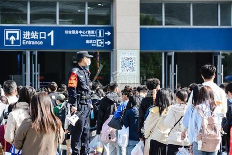 陕西西安：铁路人员坚守岗位保障客流运输-人民图片网