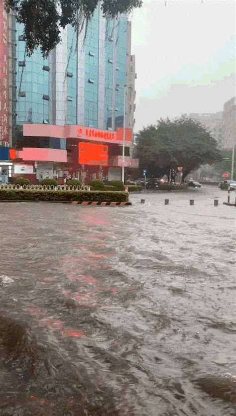 广州遭遇暴雨致水浸街 交通堵塞-图片频道