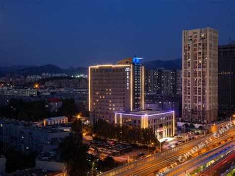 济南能容纳200-300人办活动的四星级酒店有哪些？