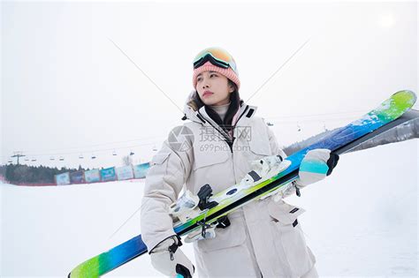 一家人到滑雪场滑雪运动高清图片下载-正版图片501904758-摄图网