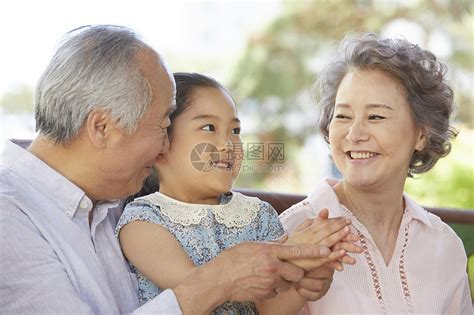爷爷奶奶带着孙女一起玩耍高清图片下载-正版图片502102330-摄图网