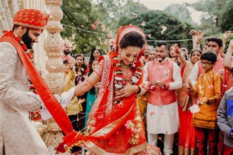 印度婚礼，传统民族婚礼的装饰，火烧，鲜花和神像在红地毯上高清摄影大图-千库网