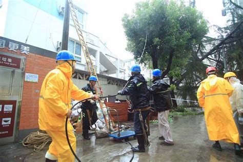 数千人暴风骤雨中抢修，上海电力已恢复供电22910余户|界面新闻