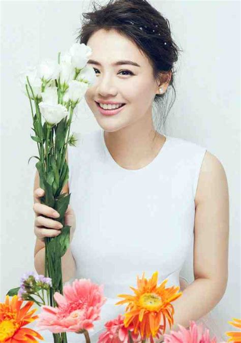 笑容甜美女生头像花朵
