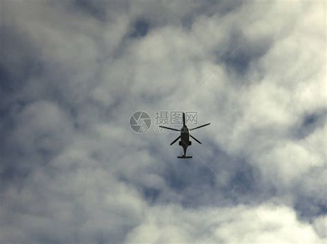 直升飞机在树上的天空中飞翔高清图片下载-正版图片504297502-摄图网