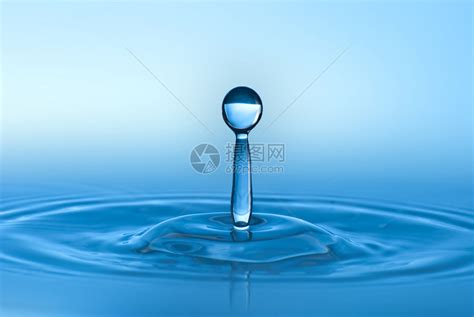 清蓝的色水喷洒在清澈的水中蓝色高清图片下载-正版图片504690900-摄图网
