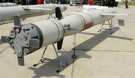 鹰击-18反舰导弹，三个世界之最：射程最远，掠海最低，突防最强_风闻