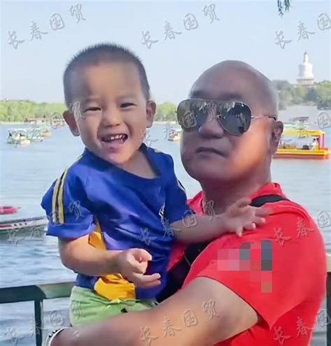 58岁歌手谢东陪儿子公园游玩，光头戴墨镜被指撞脸侯宝林_凤凰网