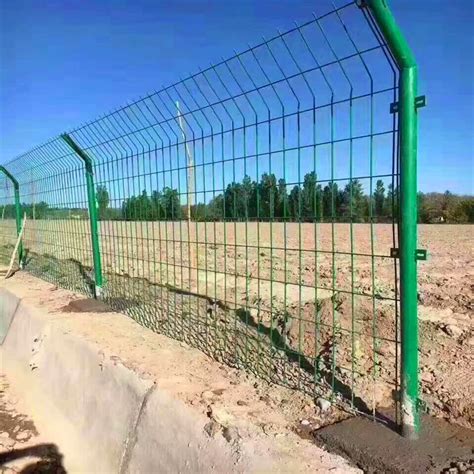 双边丝护栏_护栏 围栏 隔离网 - 成都久力金属丝网有限公司