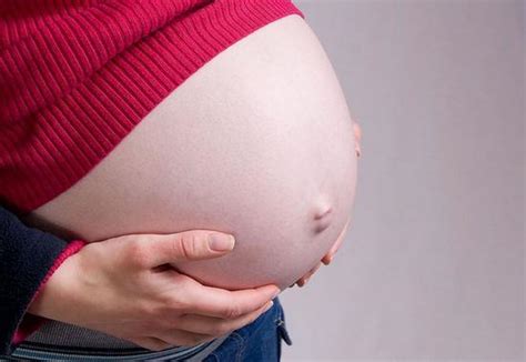 怀孕之后肚脐为什么会凸出来？生完孩子还会不会缩回去？