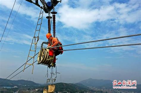 工人检修风力发电机 不慎从2米高平台坠下被困_腾讯视频