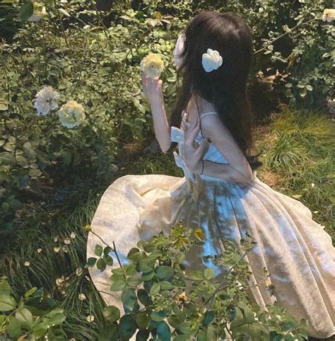春日温柔女生背影头像