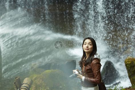 站在瀑布前的女性摄影师高清图片下载-正版图片502071599-摄图网