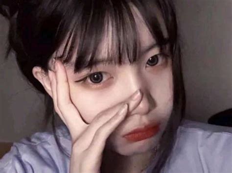 甜美女生吃醋头像图片