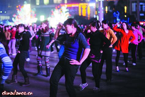新街社区开展“舞动健康，舞动快乐”广场舞活动