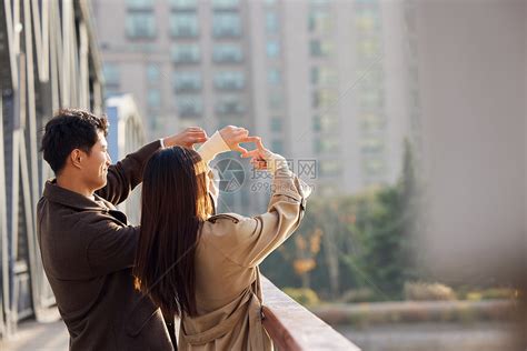 情侣约会站在桥上看风景高清图片下载-正版图片502351082-摄图网