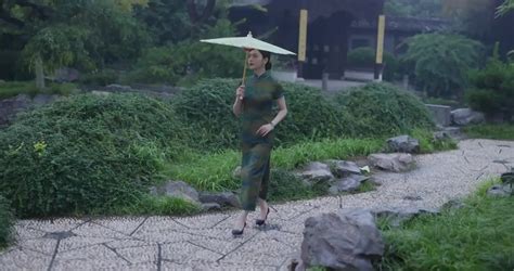 东方旗袍美女在雨中行走升格—高清视频下载、购买_视觉中国视频素材中心