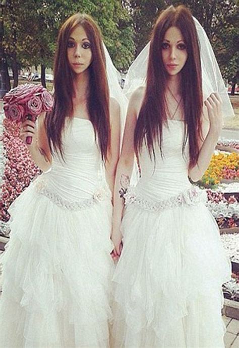 俄罗斯两名双性人结婚 一同扮女人穿婚纱|女人|白色婚纱_凤凰资讯