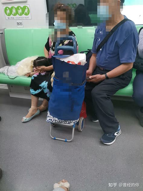 中年妇女抱孩子在地铁车厢撒尿，被指责还理直气壮的说：她憋不住|道德|妇女|女士_新浪新闻