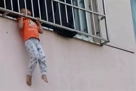 四岁女童竟独自悬挂在七楼窗外？！惊险一刻 众人合力化险为夷！